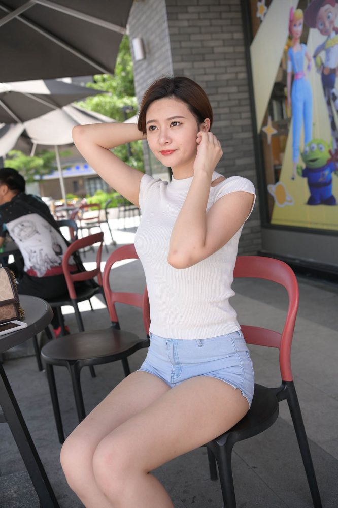 短发牛仔的漂亮女生【2.4G】-开心图库