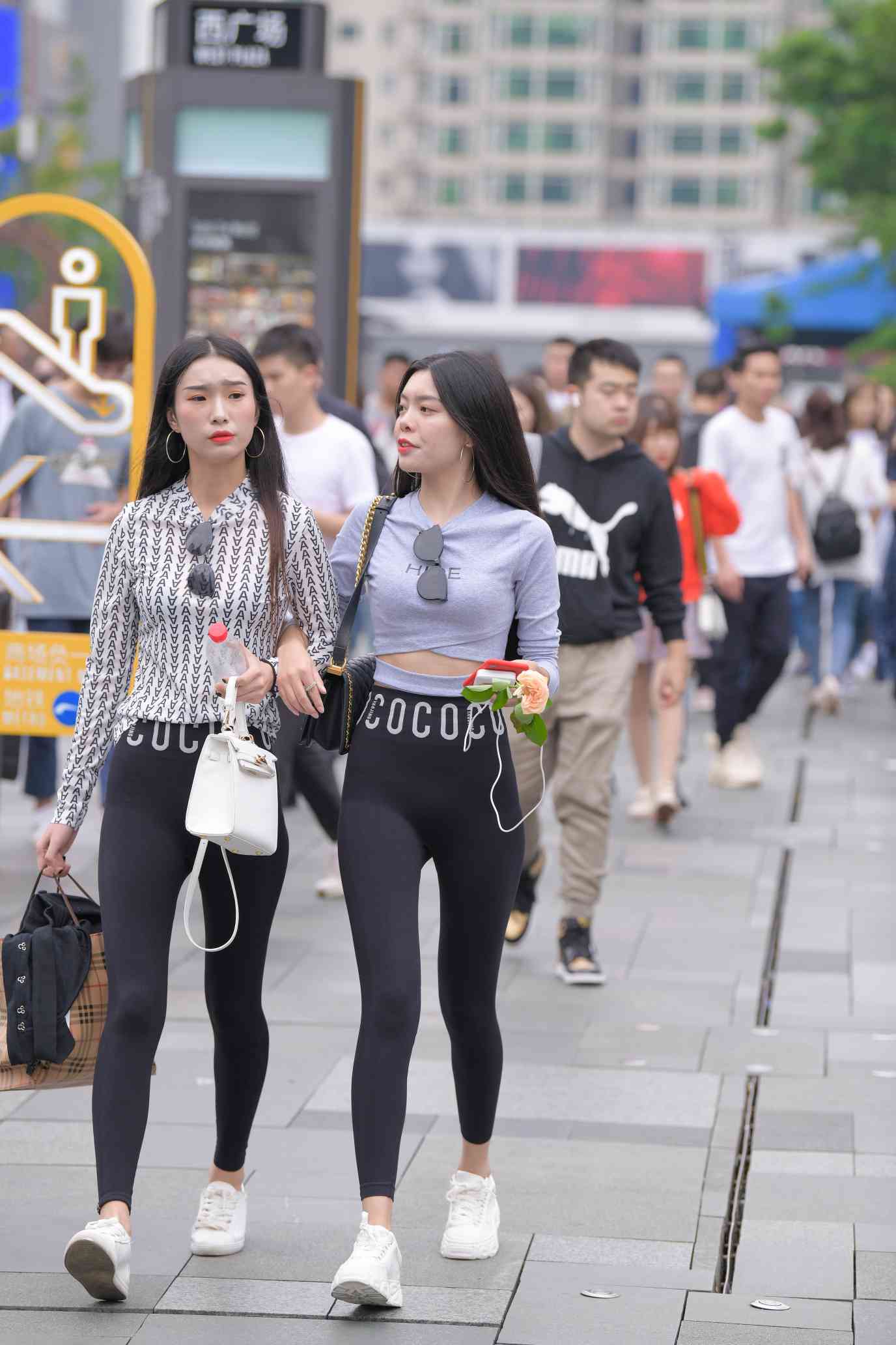 图片[2]-【免费】逛街的两个瑜伽裤姑娘【40P】04030-开心图库