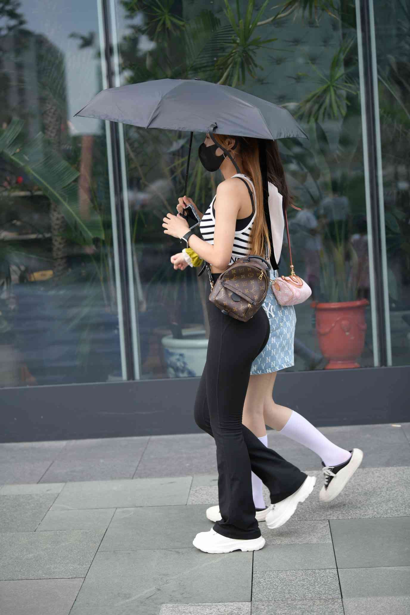 图片[2]-打伞的瑜伽裤姑娘【93P】04032-开心图库