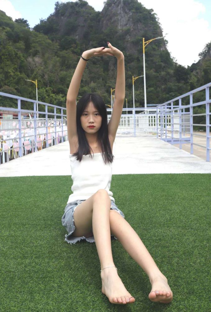 坐在草地上的长发女孩【172P】20012-开心图库