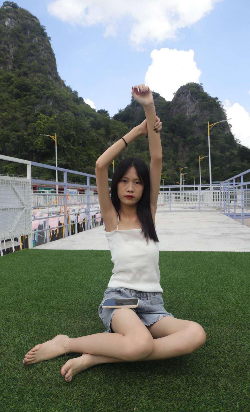 图片[3]-坐在草地上的长发女孩【172P】20012-开心图库