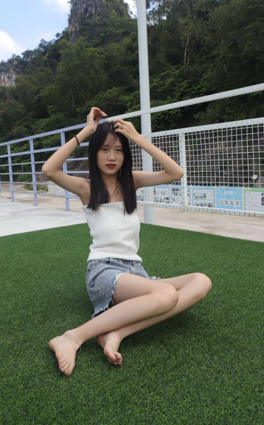 图片[4]-坐在草地上的长发女孩【172P】20012-开心图库
