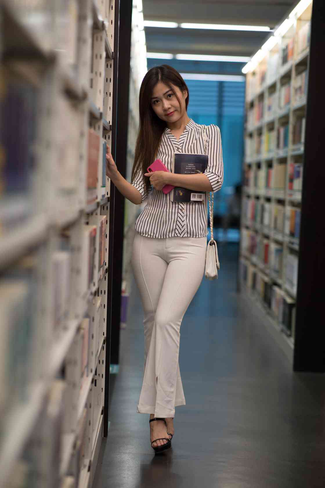 图片[5]-逛书店的白色紧身裤女孩【450P】04040-开心图库