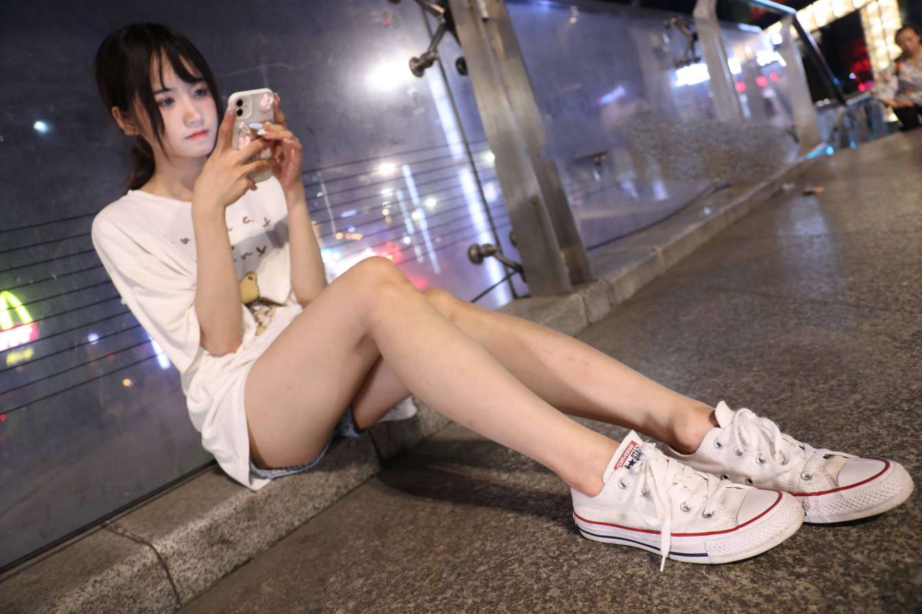 图片[3]-KTV里唱歌的长腿帆布鞋女孩【102P】20015-开心图库