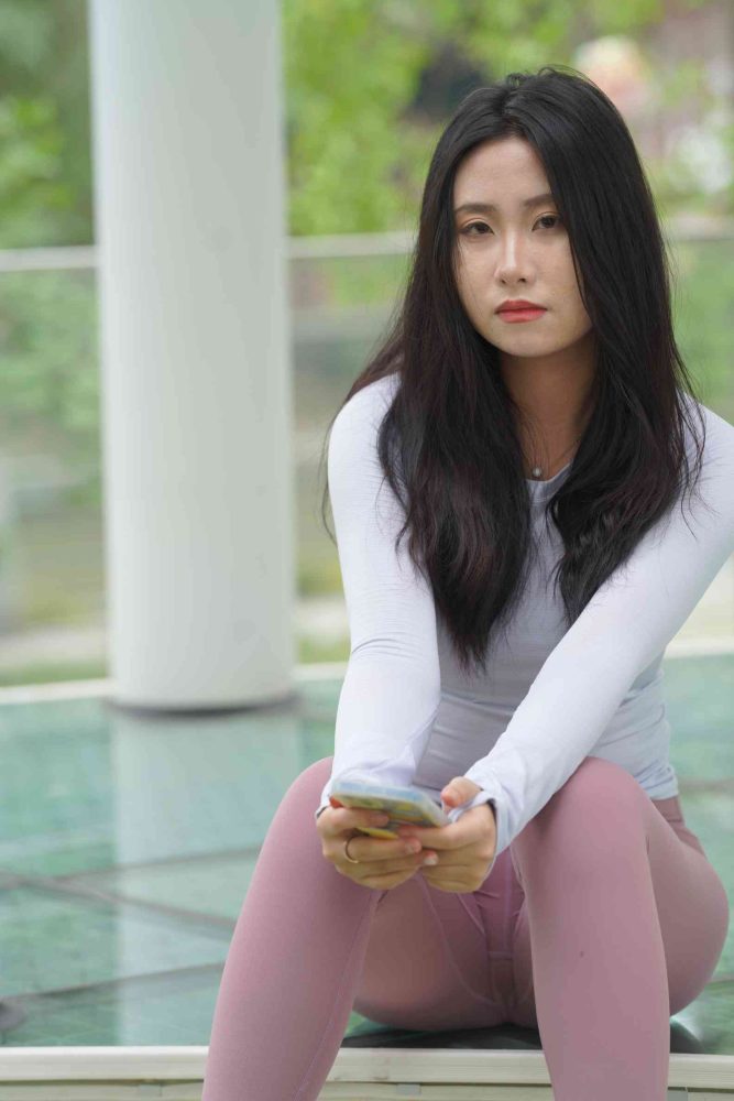 图片[2]-坐在草地玩手机的瑜伽姑娘【733P】04012-开心图库