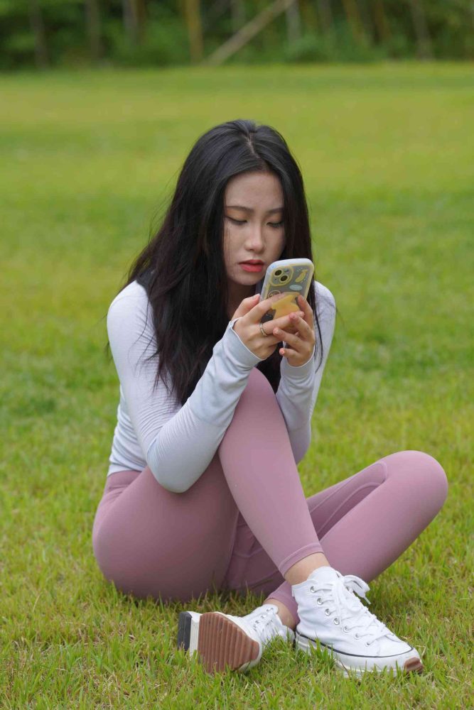 坐在草地玩手机的瑜伽姑娘【733P】04012-开心图库