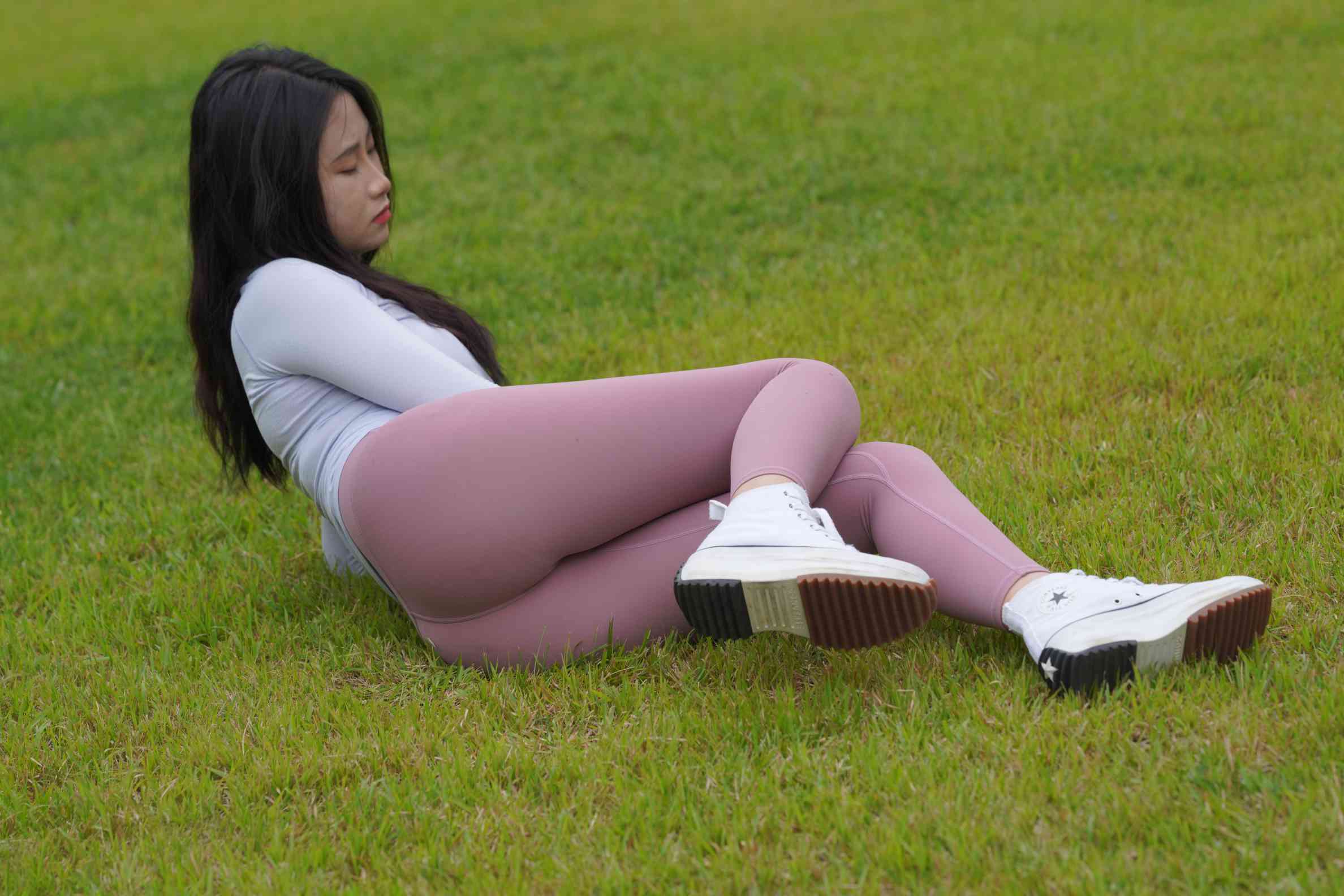 图片[4]-坐在草地玩手机的瑜伽姑娘【733P】04012-开心图库