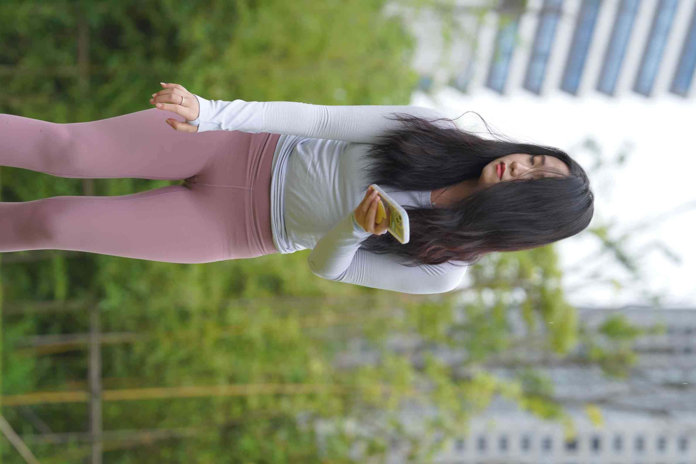 图片[5]-坐在草地玩手机的瑜伽姑娘【733P】04012-开心图库