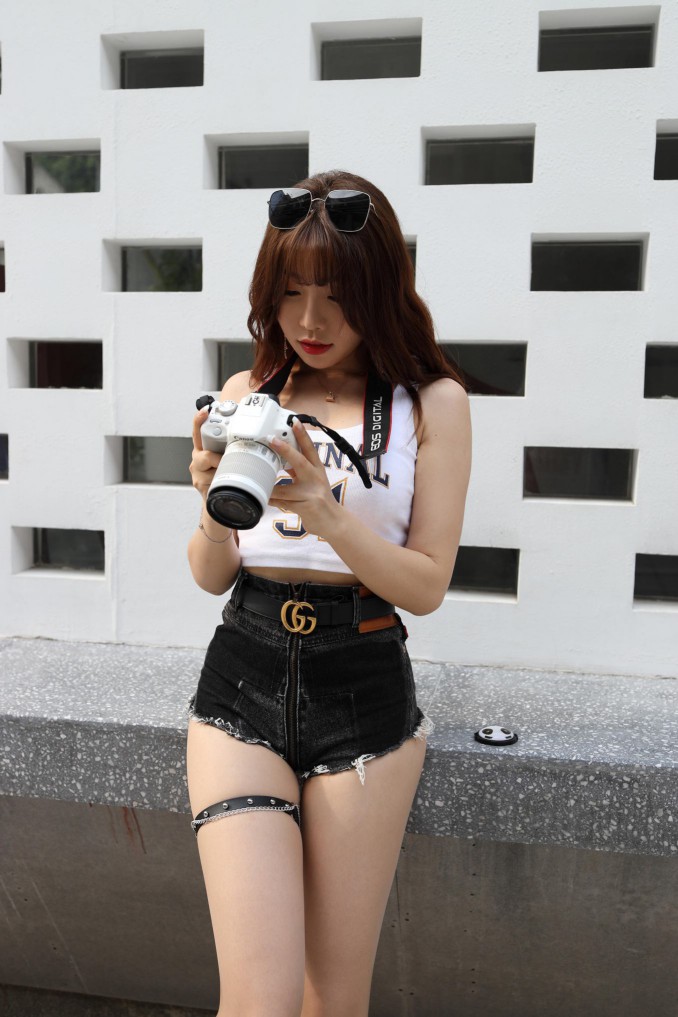 图片[4]-在户外玩单反相机的牛仔热裤女孩【450MB】00032-开心图库