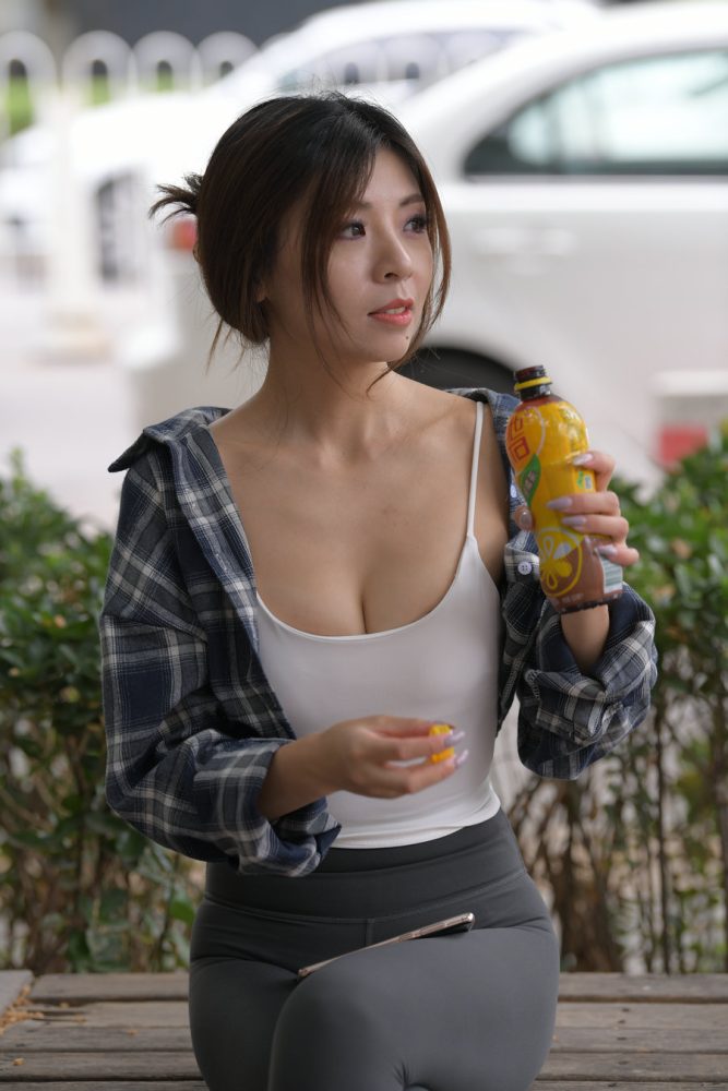 喝饮料的瑜伽裤女孩J2242 383P1V-17.5GB-开心图库