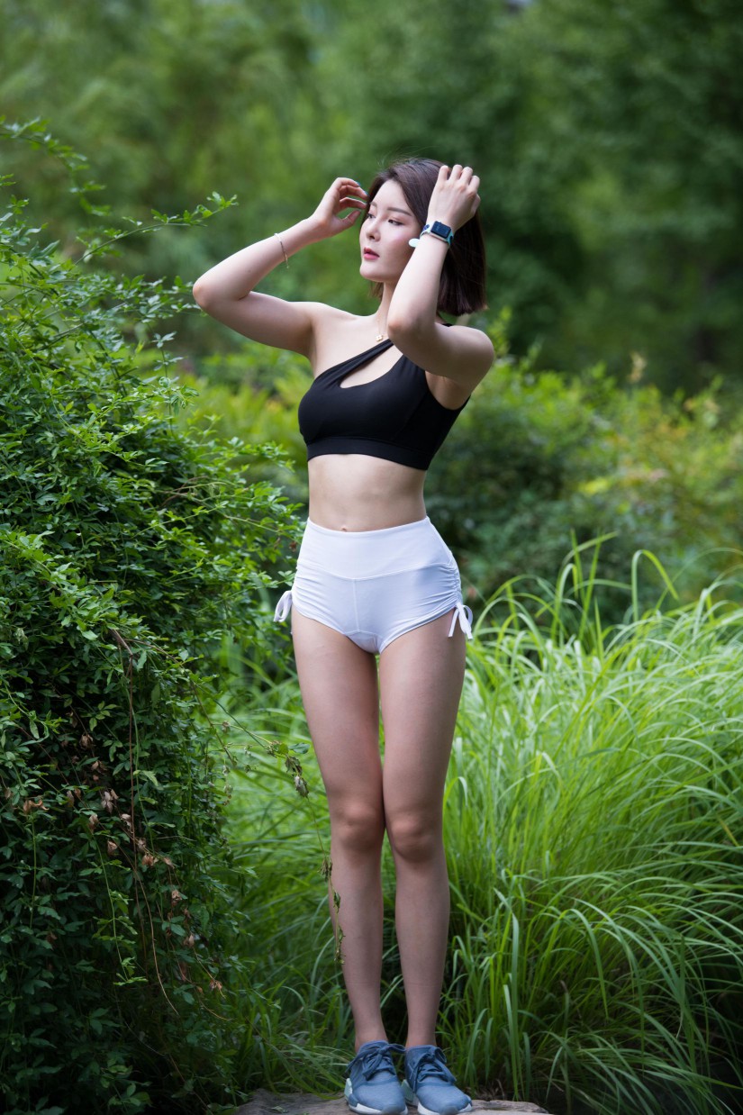 图片[5]-在户外玩耍的白色短裤漂亮姑娘【239P】00061-开心图库