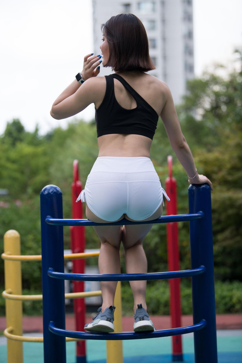 图片[6]-在户外玩耍的白色短裤漂亮姑娘【239P】00061-开心图库