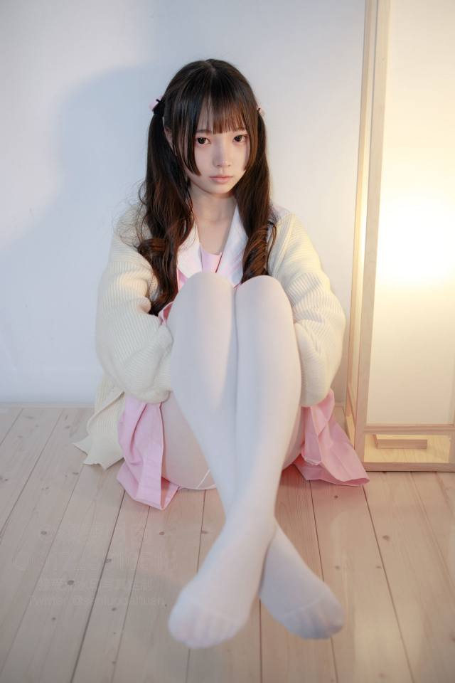 好像有什么心事的白丝双马尾女孩【59P】20022-开心图库