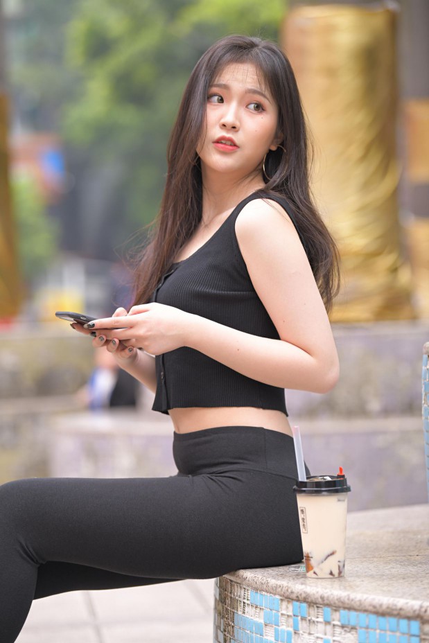 喝奶茶的黑色瑜伽裤长发姑娘【376P】00055-开心图库