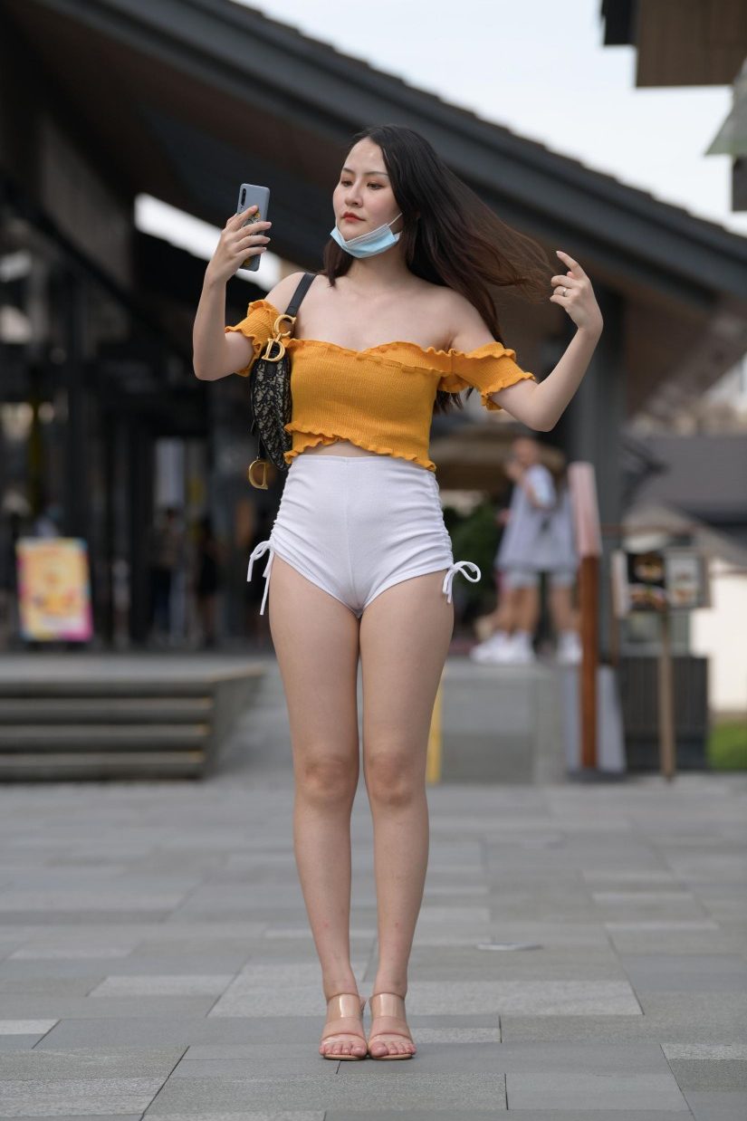 图片[1]-高腰白色短裤的漂亮女孩【767P】00065-开心图库