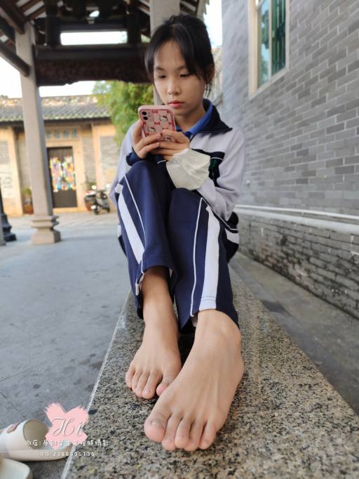 【免费】专心致志玩手机的女孩【42P】20028-开心图库