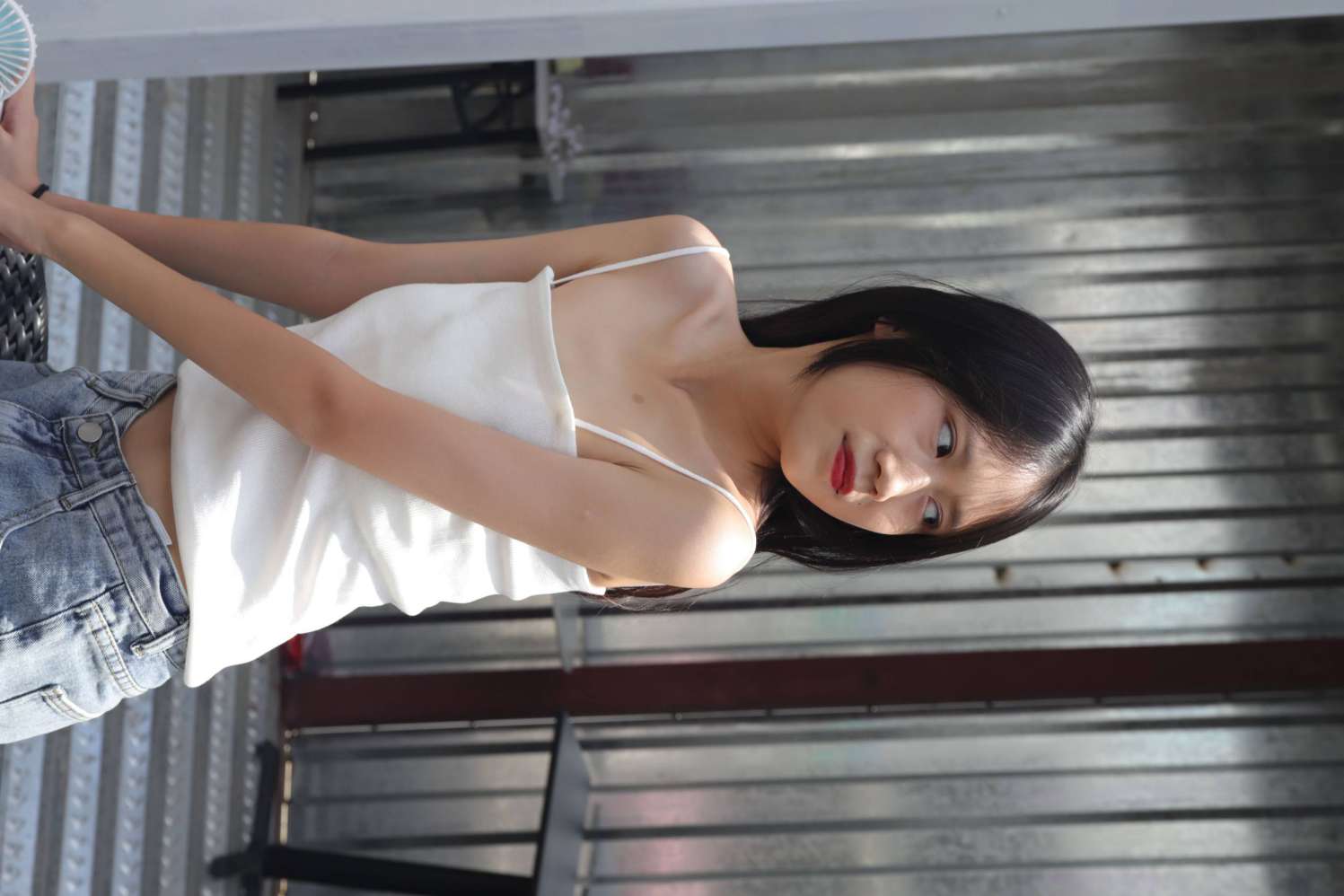 图片[7]-坐在草地上的长发女孩【172P】20012-开心图库