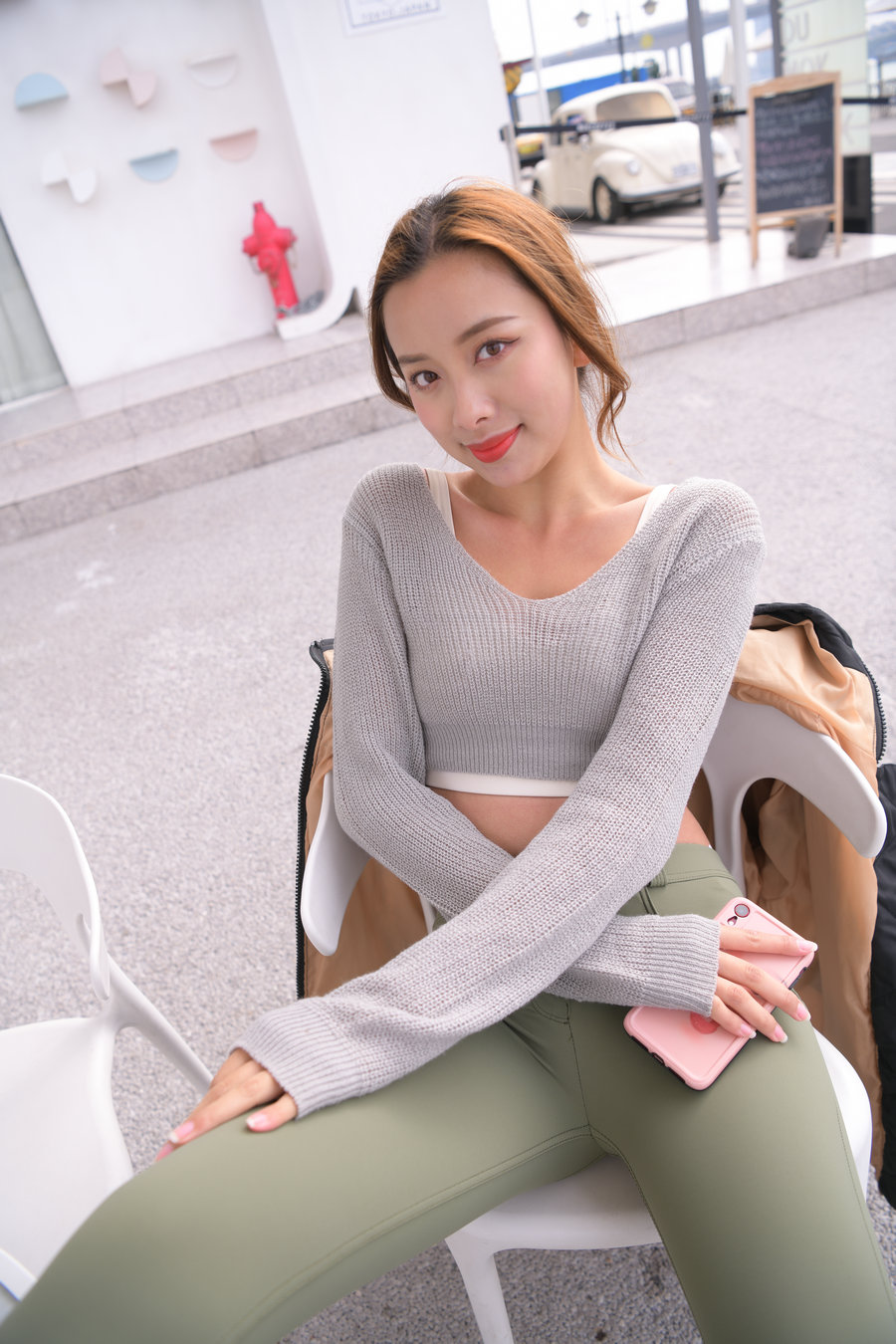 图片[2]-非常可爱的瑜伽裤女孩坐在凳子上 J1520 998P1V-26.5GB-开心图库