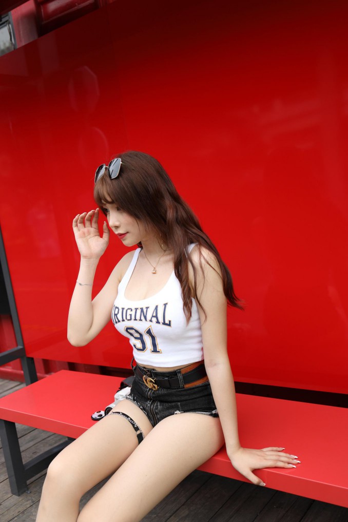 图片[5]-在户外玩单反相机的牛仔热裤女孩【450MB】00032-开心图库