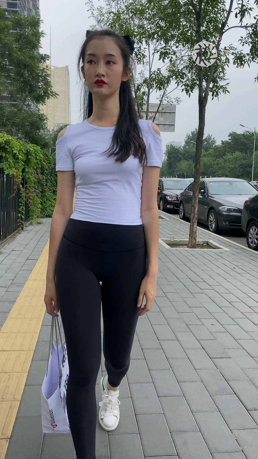 图片[1]-黑色瑜伽裤逛街的女孩J4000 MP4-7.76GB-开心图库