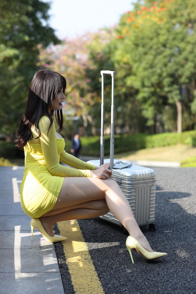 图片[5]-穿紧身裙的美丽姑娘要出去旅行了【419P】00046-开心图库