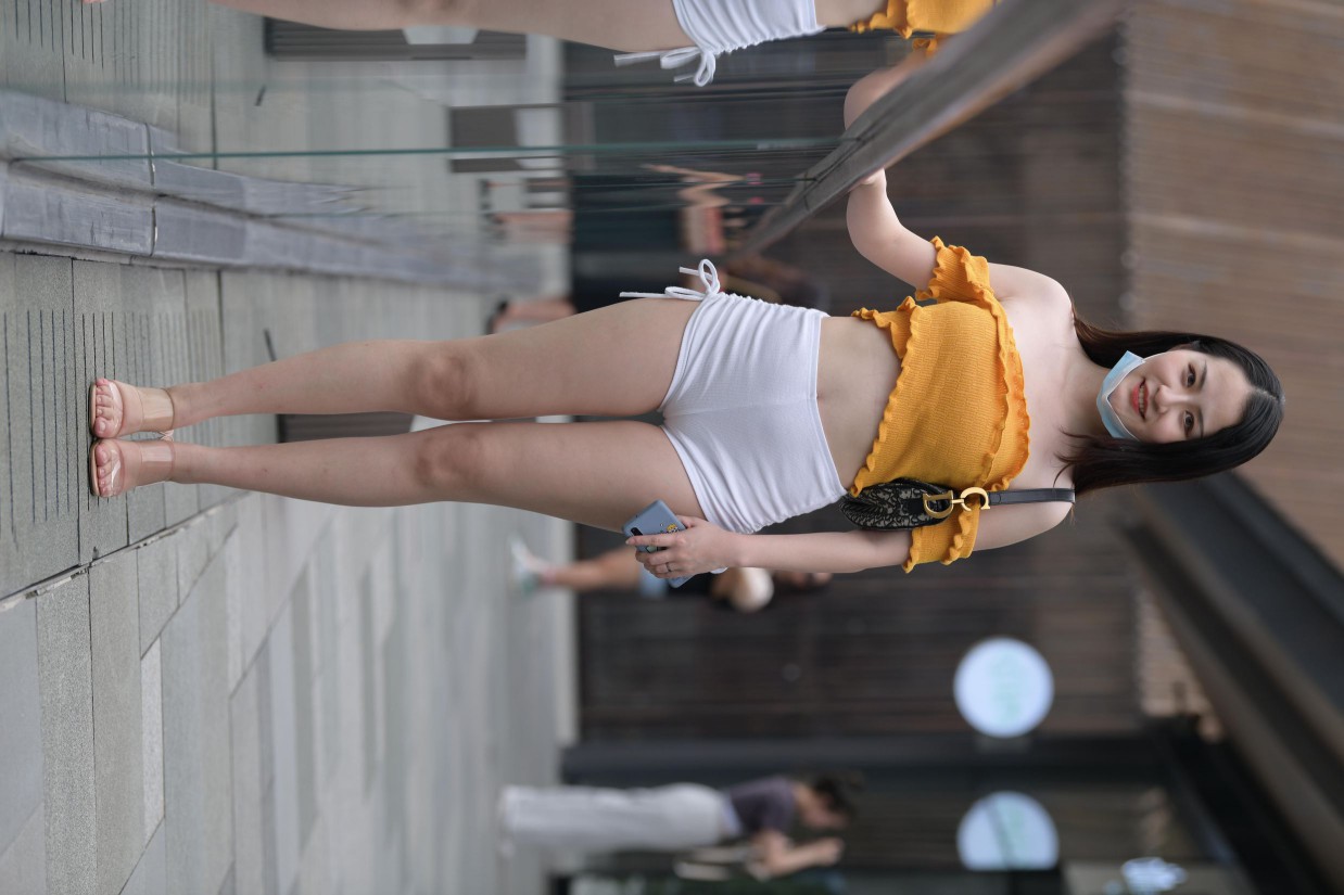 图片[2]-高腰白色短裤的漂亮女孩【767P】00065-开心图库