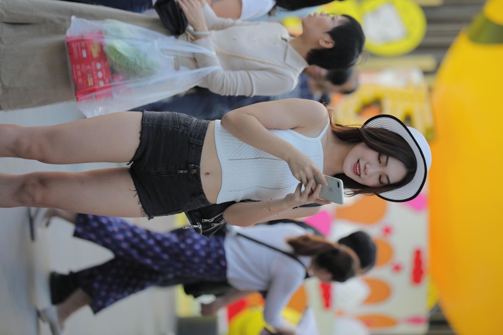 图片[2]-非常时尚阳光的牛仔热裤女孩【808P】00064-开心图库