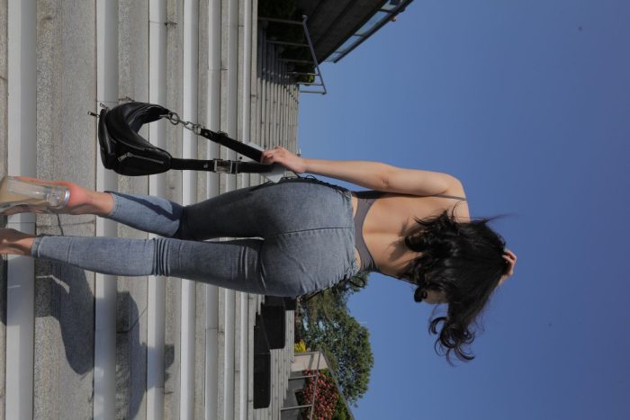 漂亮的紧身牛仔裤长发女孩【474P】00059-开心图库