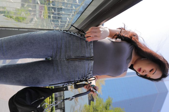 漂亮的紧身牛仔裤长发女孩【474P】00059-开心图库