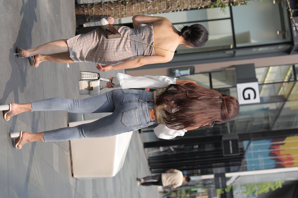 图片[2]-长相甜美的紧身牛仔裤姑娘【114P】00038-开心图库