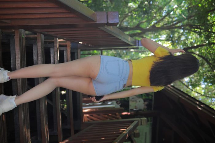 在户外散心的紧身牛仔短裤女孩【536P】00048-开心图库