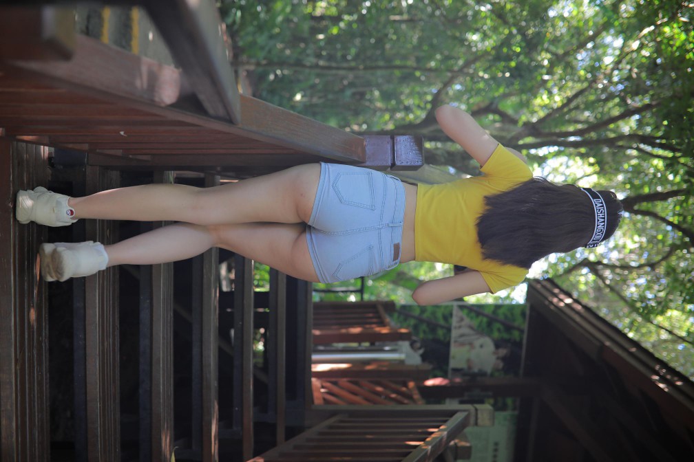 图片[5]-在户外散心的紧身牛仔短裤女孩【536P】00048-开心图库