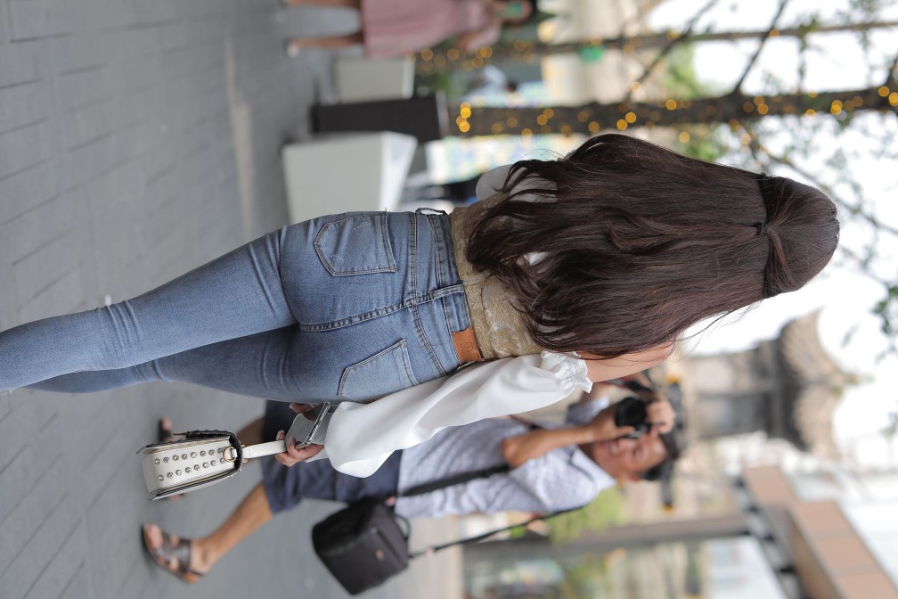 图片[4]-长相甜美的紧身牛仔裤姑娘【114P】00038-开心图库