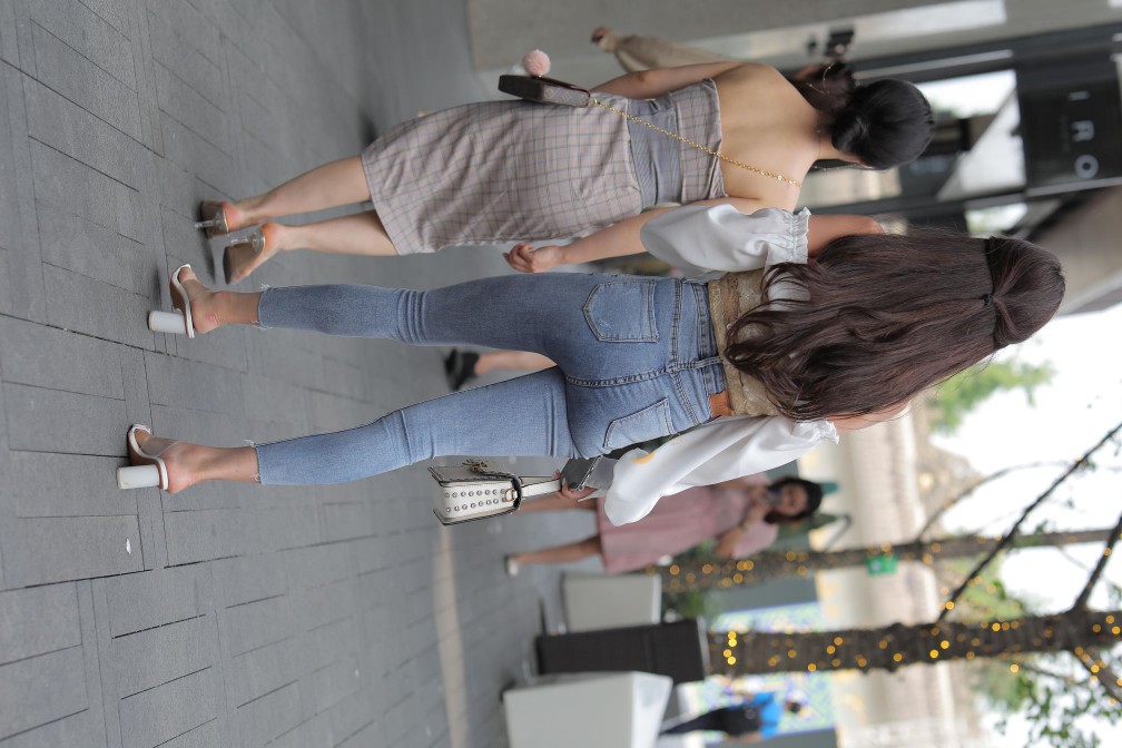 图片[5]-长相甜美的紧身牛仔裤姑娘【114P】00038-开心图库