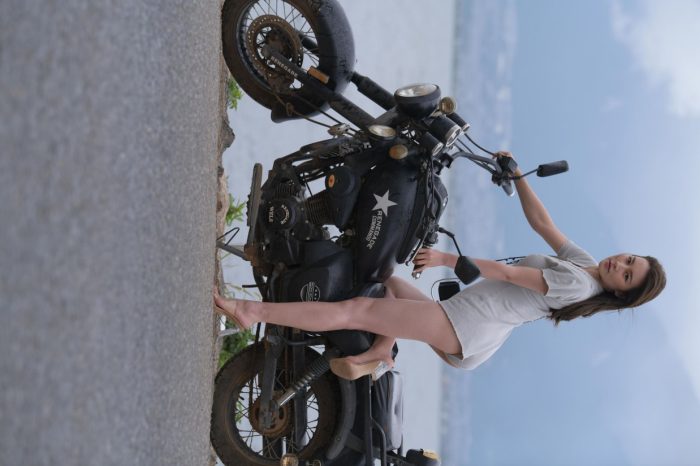 阴雨天在海边骑车的长发女人【156P】00044-开心图库