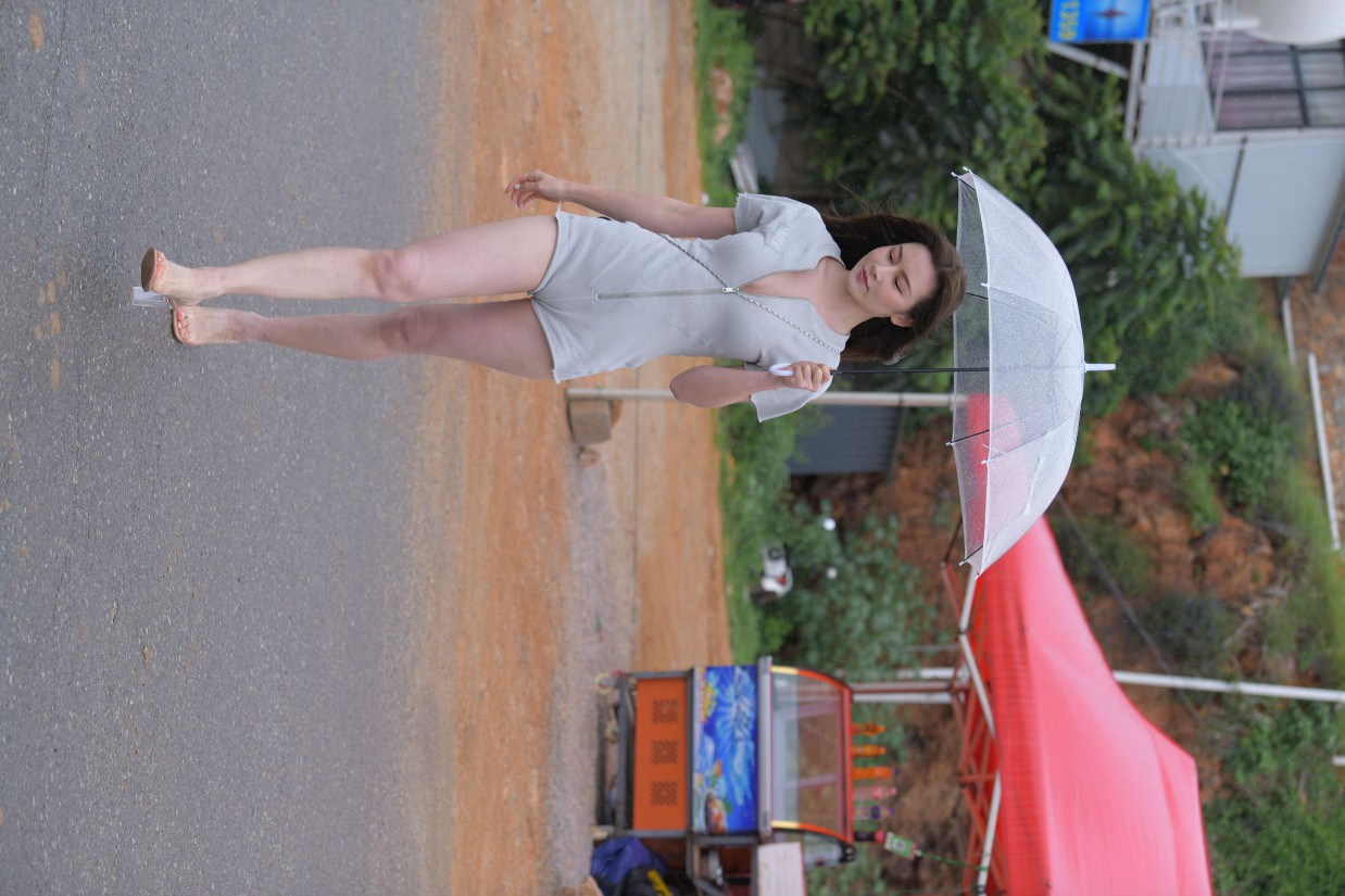 图片[4]-阴雨天在海边骑车的长发女人【156P】00044-开心图库