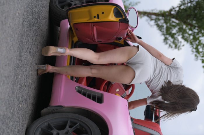 在海边开跑车的连衣短裤女孩【390P】00030-开心图库