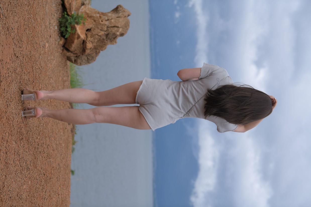 图片[5]-在海边开跑车的连衣短裤女孩【390P】00030-开心图库