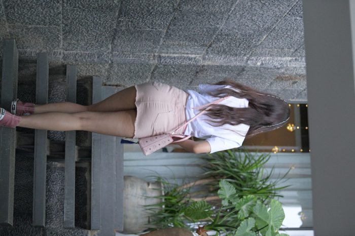 非常清纯甜美的短裙姑娘在逛街【458P】00052-开心图库