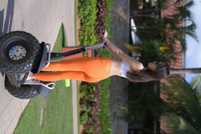 骑着平衡车的橘黄色瑜伽裤妹妹【620P】00054-开心图库