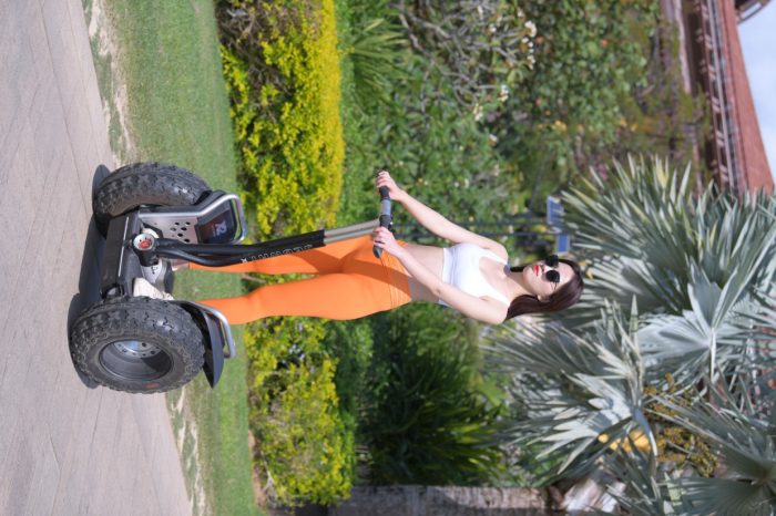 骑着平衡车的橘黄色瑜伽裤妹妹【620P】00054-开心图库