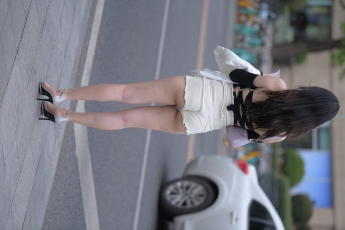 长发飘飘的白色热裤美丽女孩【49P】00029-开心图库