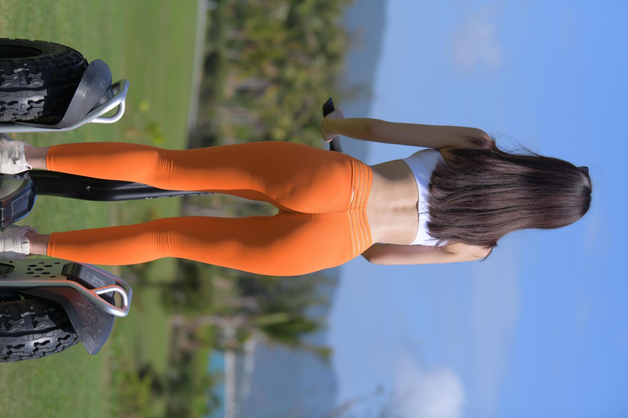 图片[4]-骑着平衡车的橘黄色瑜伽裤妹妹【620P】00054-开心图库