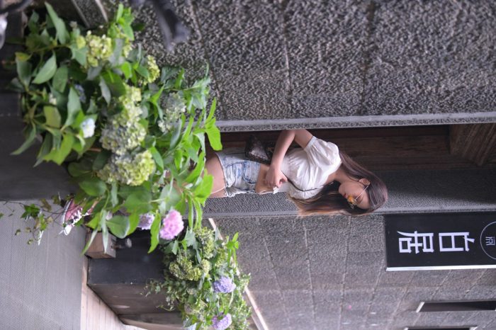 戴太阳镜的牛仔短裤紧身牛仔MM【167P】00021-开心图库