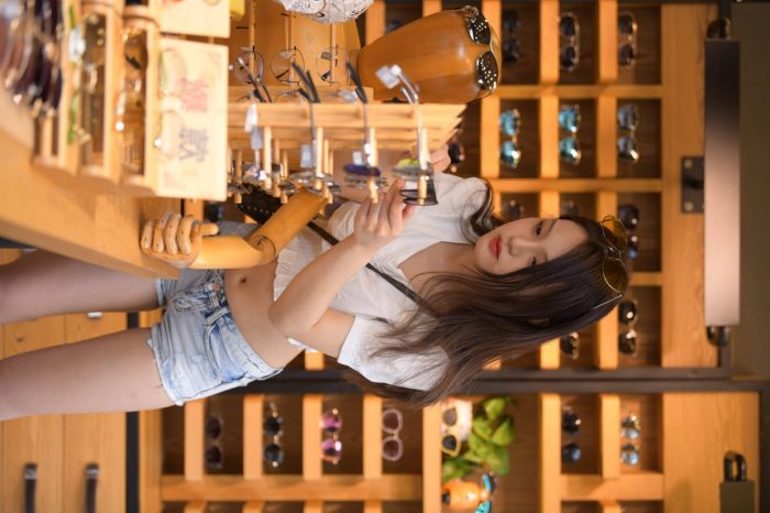 头戴花环的南方姑娘身穿紧身牛仔短裤【161P】00028-开心图库