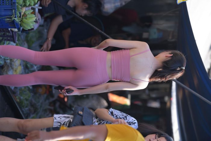 粉色的甜美瑜伽裤女孩在逛街【372P】00057-开心图库