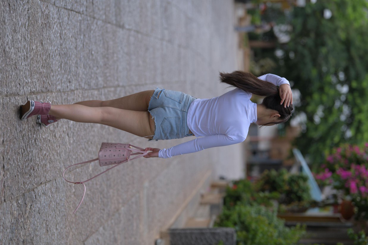 图片[2]-紧身牛仔短裤骑自行车的漂亮女孩【588P】00053-开心图库