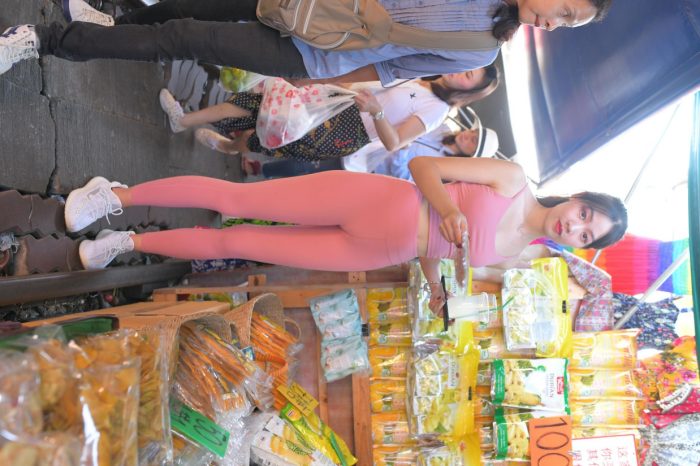 粉色的甜美瑜伽裤女孩在逛街【372P】00057-开心图库