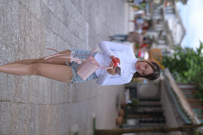 紧身牛仔短裤骑自行车的漂亮女孩【588P】00053-开心图库