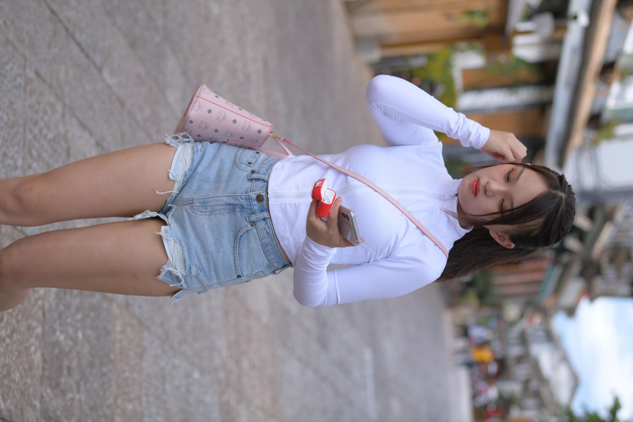 图片[4]-紧身牛仔短裤骑自行车的漂亮女孩【588P】00053-开心图库